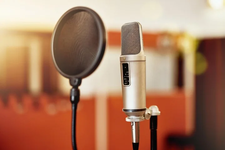voice over microphone set up in home studio